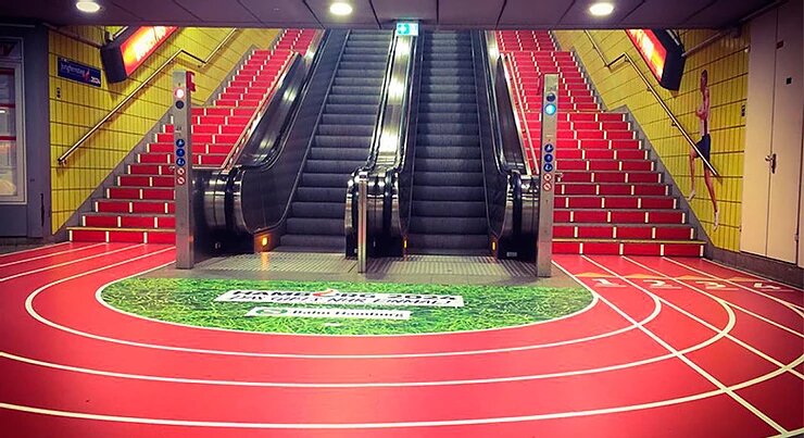 Piste d'athlétisme dans les escaliers du métro de Hambourg